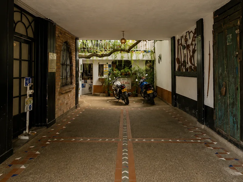 Entrada del hotel con suelo decorativo