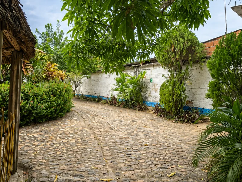Jardín del hotel con adoquines