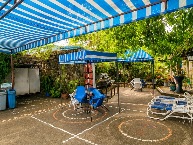 Área de la piscina con toldos