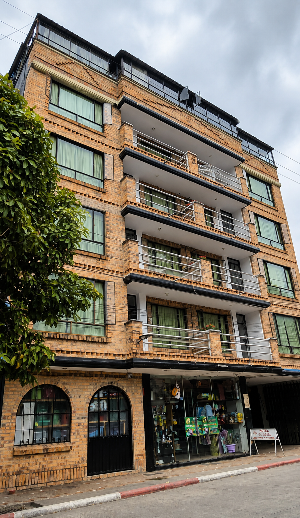 Fachada del Hotel La Lolita - vista 2